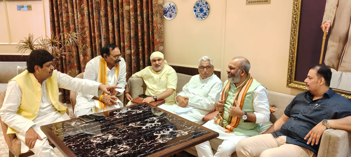 DeepakT94448462's tweet photo. नेता प्रतिपक्ष आदरणीय माता प्रसाद पाण्डेय जी से स्नेहिल मुलाकात करते अभाब्रा महासभा रा के राष्ट्रीय अध्यक्ष पंडित राजेन्द्र नाथ त्रिपाठी।
   @CMOfficeUP
@BJP4India @BJP4UP @samajwadiparty @INCUttarPradesh @aajtak @yadavakhilesh @AmitShah @aksharmaBharat @RajeshTri_MLA @AdgGkr https://t.co/Ax8PnkrkB0