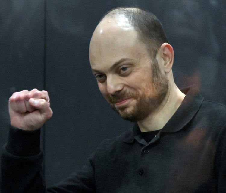 Ulysse Paris (@ulyssepariser) on Twitter photo Echange.. Le dissident Vladimir Kara-Murza <a href="/vkaramurza/">Vladimir Kara-Murza</a> libéré ! Il purgeait une peine de 25 ans de colonie pénitentiaire en régime strict, pour son opposition au régime de Poutine. #Russie Echange.. Le dissident Vladimir Kara-Murza <a href="/vkaramurza/">Vladimir Kara-Murza</a> libéré ! Il purgeait une peine de 25 ans de colonie pénitentiaire en régime strict, pour son opposition au régime de Poutine. #Russie