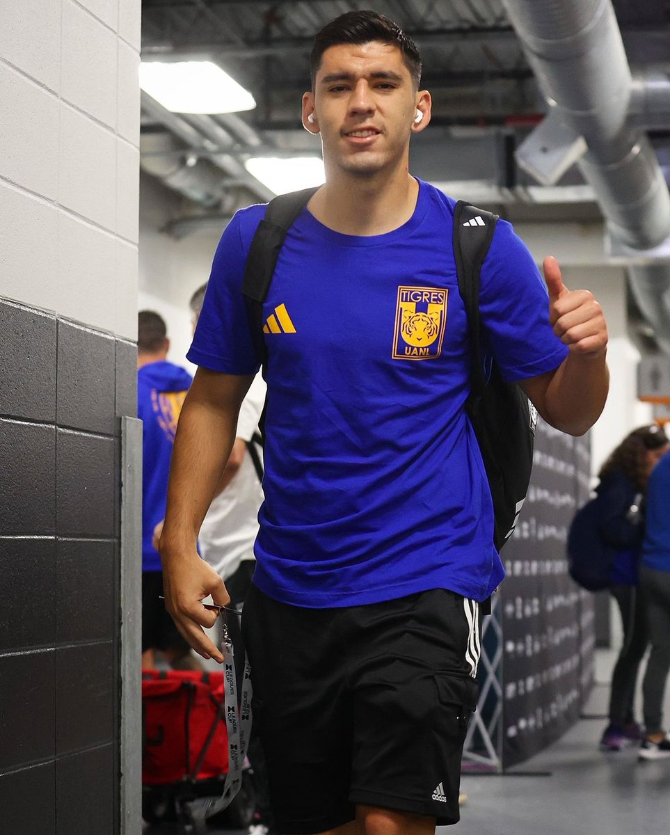 TigresJersey's tweet photo. Esto definitivamente fue hecho para la #TigresWeek en #HTown.
Camiseta azul con logo @adidasfootball en oro y escudo, ambos de tamaño mayor a lo usual.
Por detrás #ThisIsTigres, que suena bien y con una buena tipografía. Conecta con la afición de habla inglesa. https://t.co/V1aosGc1BE