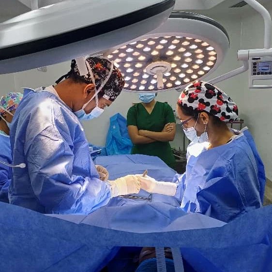 En el HGNDMPC, seguimos trabajando sin descanso en los quirófanos nuestro equipo de Salud se encuentra realizando cirugías electivas y de emergencia, como es cotidiano en nuestro hospital, para la resolución de casos que ameritan intervención quirúrgica. 
#JuntosPorCadaLatido