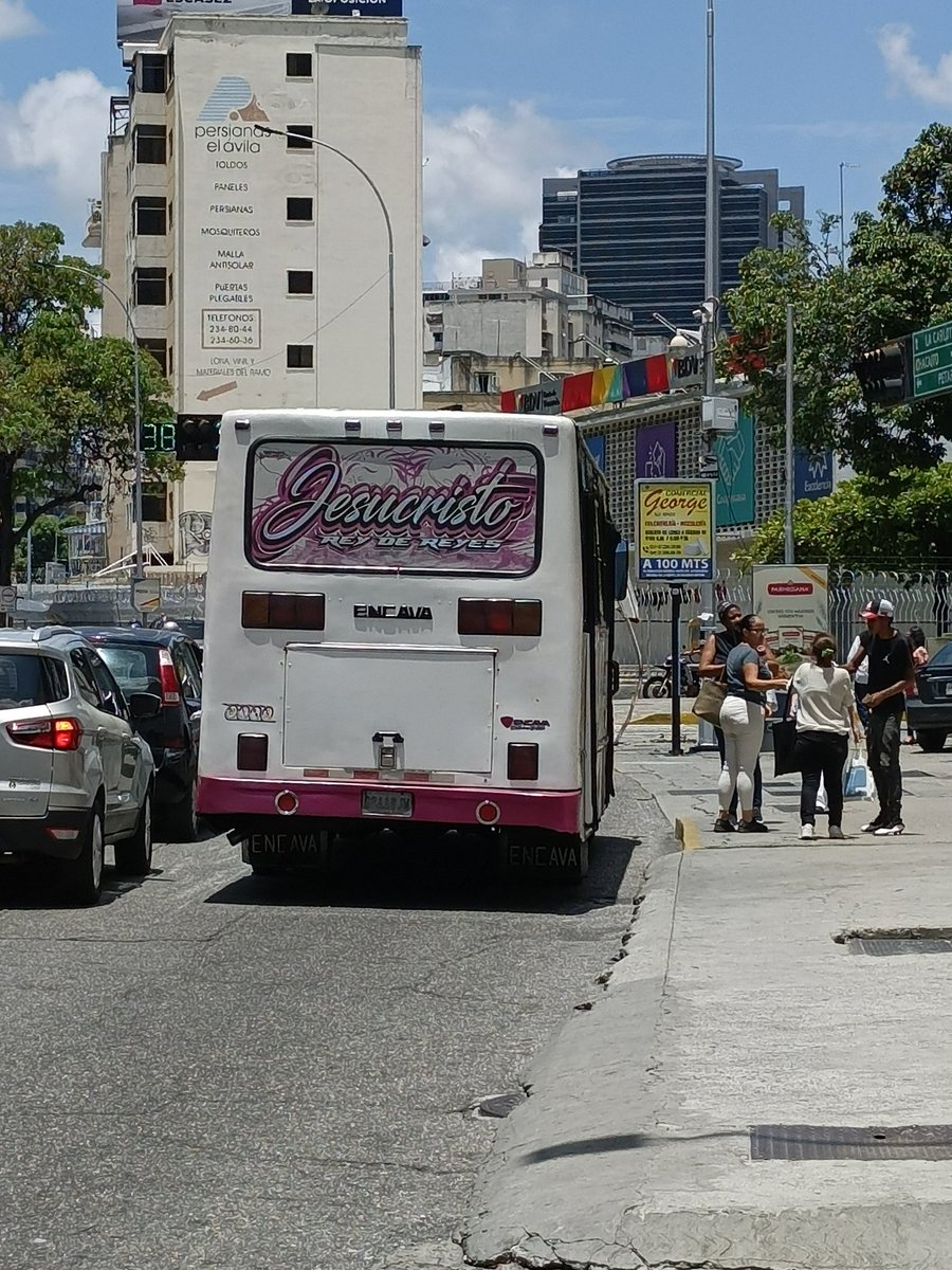 MICHELECHEGARAY's tweet photo. Este conducto en alta velocidad por la Av Francisco de Miranda sin usar la paradas correspondiente lanzó el autobús a personas sin medir consecuencias @PolisucreOficia https://t.co/htNN0XErmP