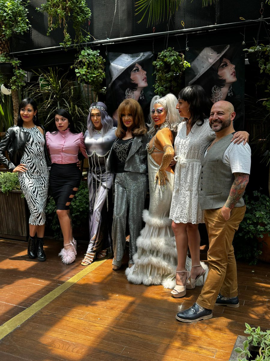 PedroKominik's tweet photo. Emocionadísimo en la rueda de prensa entre @OlgaBreeskin y #CocoMaxima previo al tributo a Olga el próximo mié. 7 a las 9 pm en el @Foro1989 en un viaje a la época de oro del cabaret en la CDMX ✨️ Qué fortuna poderlo vivir al lado de estas mujeres 💜 @dtropicalmx @pkattkins https://t.co/q4Q9LyCZYJ