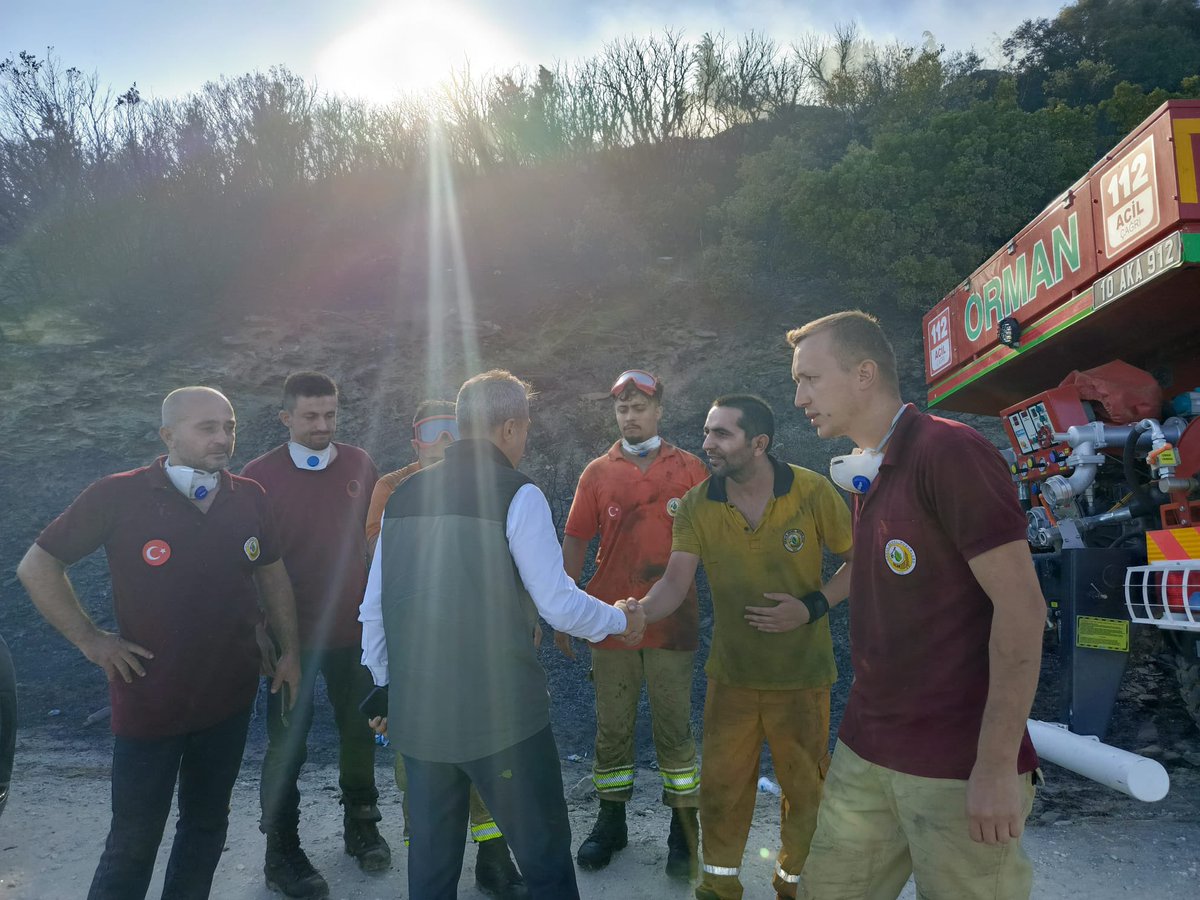 ataatasoy19's tweet photo. Yangının kontrol altına alınmasında çok büyük bir gayret ve özveriyle sahada görev ve pozisyon alan kahraman personellerimize çok teşekkür ediyorum.
#YeşilVatan
#OrmanınKahramanları
#OrmanıKoru 
#YangınıÖnle https://t.co/xc73yZJK12