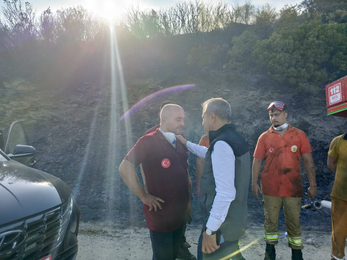 ataatasoy19's tweet photo. Yangının kontrol altına alınmasında çok büyük bir gayret ve özveriyle sahada görev ve pozisyon alan kahraman personellerimize çok teşekkür ediyorum.
#YeşilVatan
#OrmanınKahramanları
#OrmanıKoru 
#YangınıÖnle https://t.co/xc73yZJK12