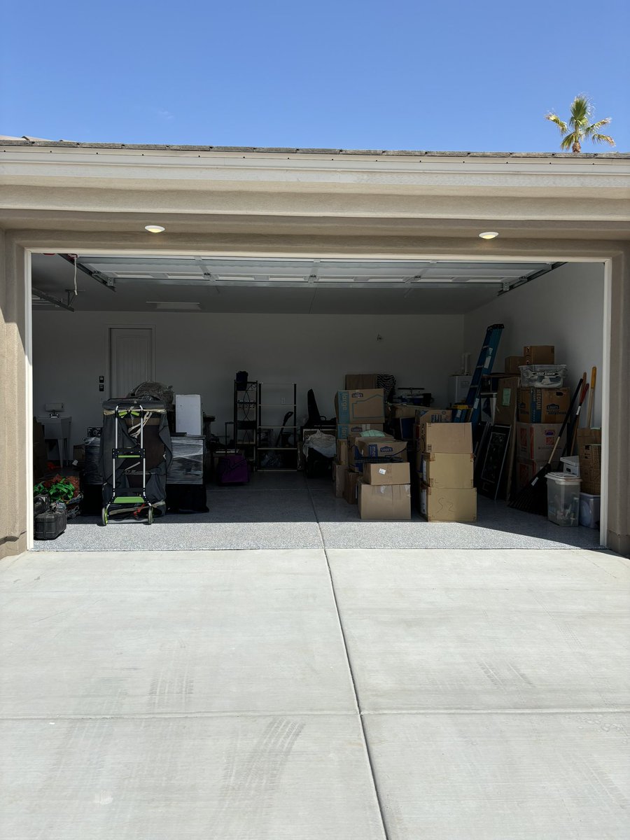 TheEddieDHondt's tweet photo. Unloading, 2 totally stacked @PODS in 107 degree heatโฆ๐ฅตHold my beer ๐บ ๐ด
#whatvacation
#NewBeginnings
#thehardpartisover
#whensthenextrace
#Ineedanewback
๐ https://t.co/Bgrezy09Uc