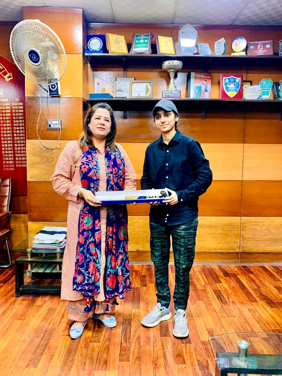 SaimaAgha17627's tweet image. پریس ریلیز

پاکستان پیپلز پارٹی کی پارلیمانی سیکریٹری برائے کھیل اور نوجوان امور ایم پی اے صائمہ آغا  کی سیکریٹری کھیل اور نوجوان امور جلال الدین مہر سے ملاقات کی۔ اس ملاقات کا مقصد سندھ میں ہونے والے قومی کھیلوں کے حوالے سے تبادلہ خیال کرنا تھا۔
#PPP 
#MPASaimaAgha