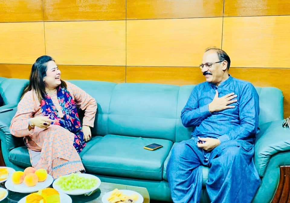 SaimaAgha17627's tweet image. پریس ریلیز

پاکستان پیپلز پارٹی کی پارلیمانی سیکریٹری برائے کھیل اور نوجوان امور ایم پی اے صائمہ آغا  کی سیکریٹری کھیل اور نوجوان امور جلال الدین مہر سے ملاقات کی۔ اس ملاقات کا مقصد سندھ میں ہونے والے قومی کھیلوں کے حوالے سے تبادلہ خیال کرنا تھا۔
#PPP 
#MPASaimaAgha