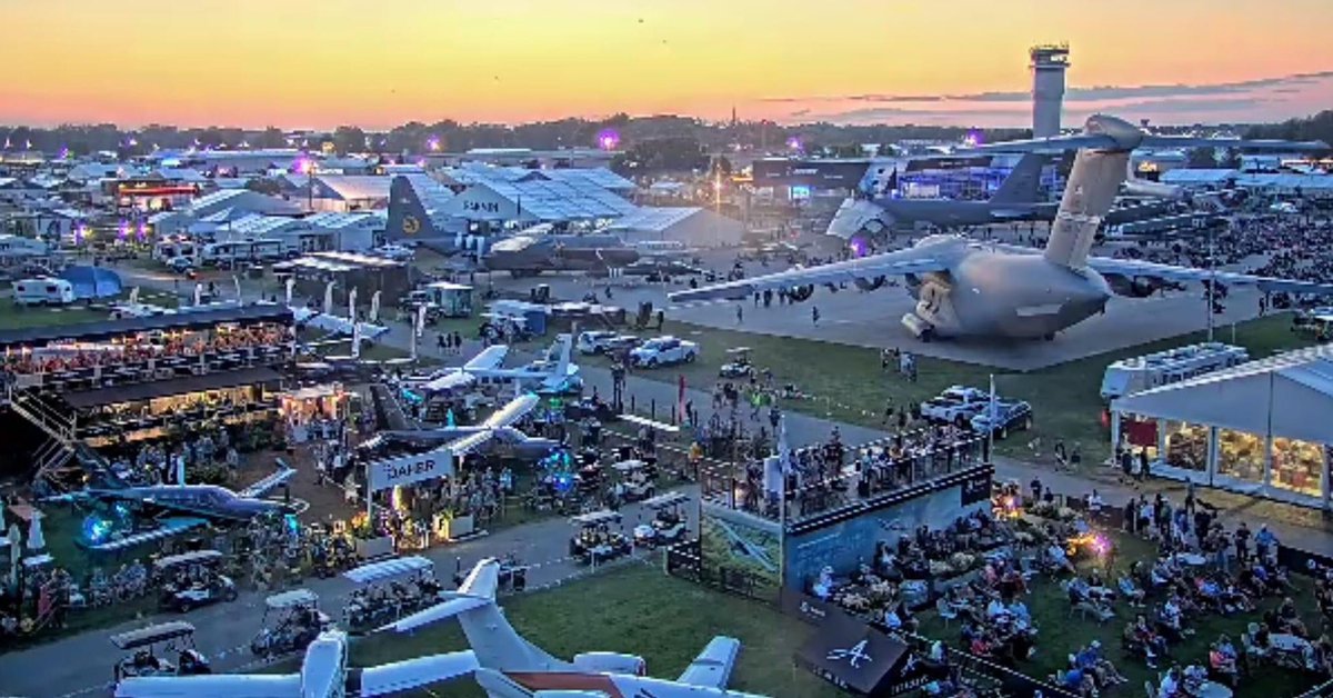 TheVFRPilot's tweet photo. #EAA Aircenture @ Oshkosh. An event each pilot needs to visit once in his/ her life. 700K visitors in one week and 10K visiting aircrafts in one week. 📸 EAA https://t.co/xF9fnTp996
