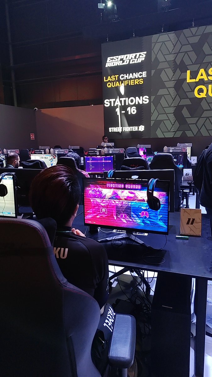 I'm angry. In the first match of the EWC LCQ , I came back from behind to win 1:0. Then my opponent indicated that I needed to adjust. Then the referee told me to start at 0-0. ？？？？