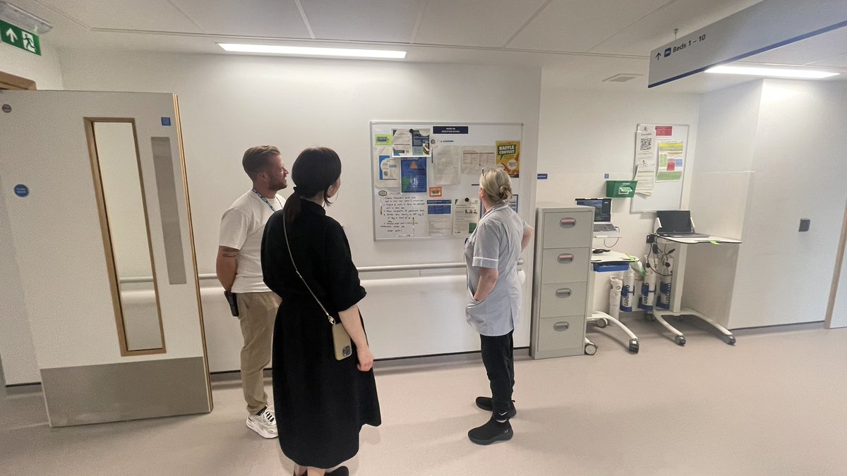 RiezelPaniza's tweet photo. Clinical and non-clinical staff appreciating the education board in LMB A8. Great job @deromeantido #frailty #KnowledgeIsPower #CommuniFirst @UHSussex https://t.co/kjogyBdiA3