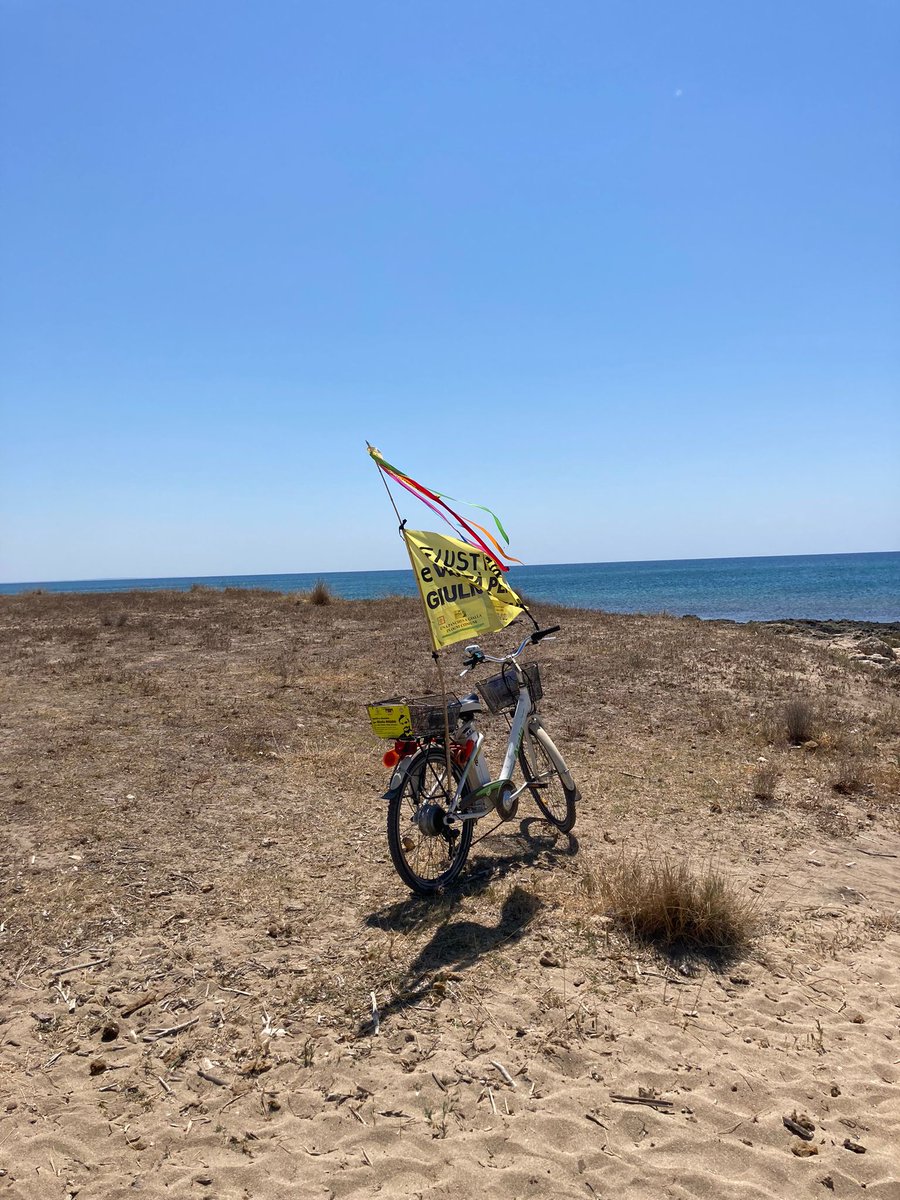 "San Pietro di Bevagna lui vestito anche di giallo! Gli è caduta la bici per il forte vento e gli ho chiesto se avesse bisogno di una mano e lui mi fa :”Èsolo una bici!” Gli ho risposto non è solo una bici ma un grande messaggio"

Grazie 💛💛💛
#veritaegiustiziaperGiulio