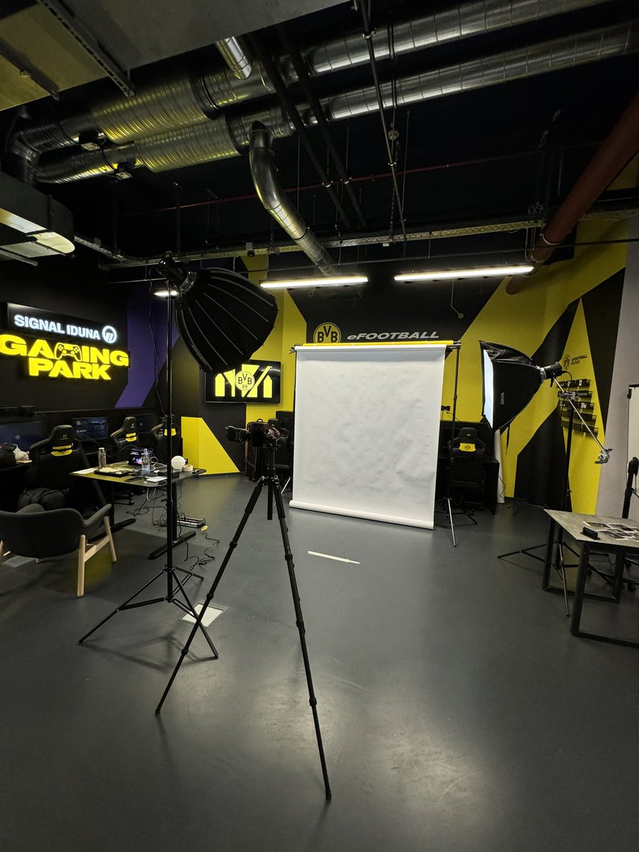 Setup is done and now I’m ready to take some portraits of the <a href="/Back2Warcraft/">Back2Warcraft</a> community @ raraland with <a href="/BeingEsports/">Being Esports</a> 😎🙌🏻