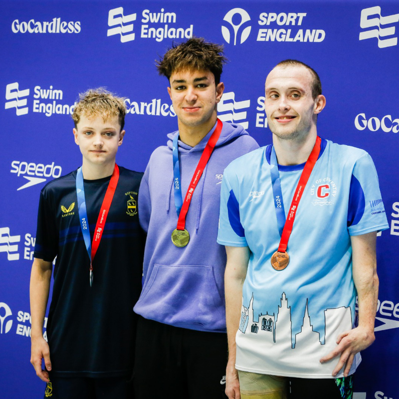 Swim_England's tweet photo. 1500m 🥇
400m 🥇
800m 🥇

Alexander Tew of @YorkBathsClub made it a hat-trick of golds at the @GoCardless Swim England National Summer Meet after adding the 800m Freestyle title!

Read the full report from the open/male 800m events as well as the MC 400m Freestyle ⤵️ #achievemore