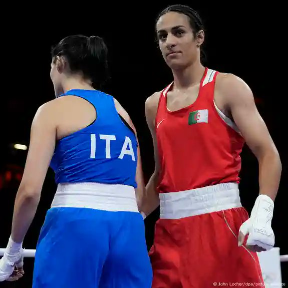 Ein Mensch mit XY-Chromosomen und ungewöhnlich hohen Testosteronwerten, wie von der International Boxing Association (IBA) bestätigt, besiegt seine Gegnerin im Boxring so deutlich, dass diese weinend zusammenbricht. Es hat nichts mit Intoleranz oder einem Mangel an