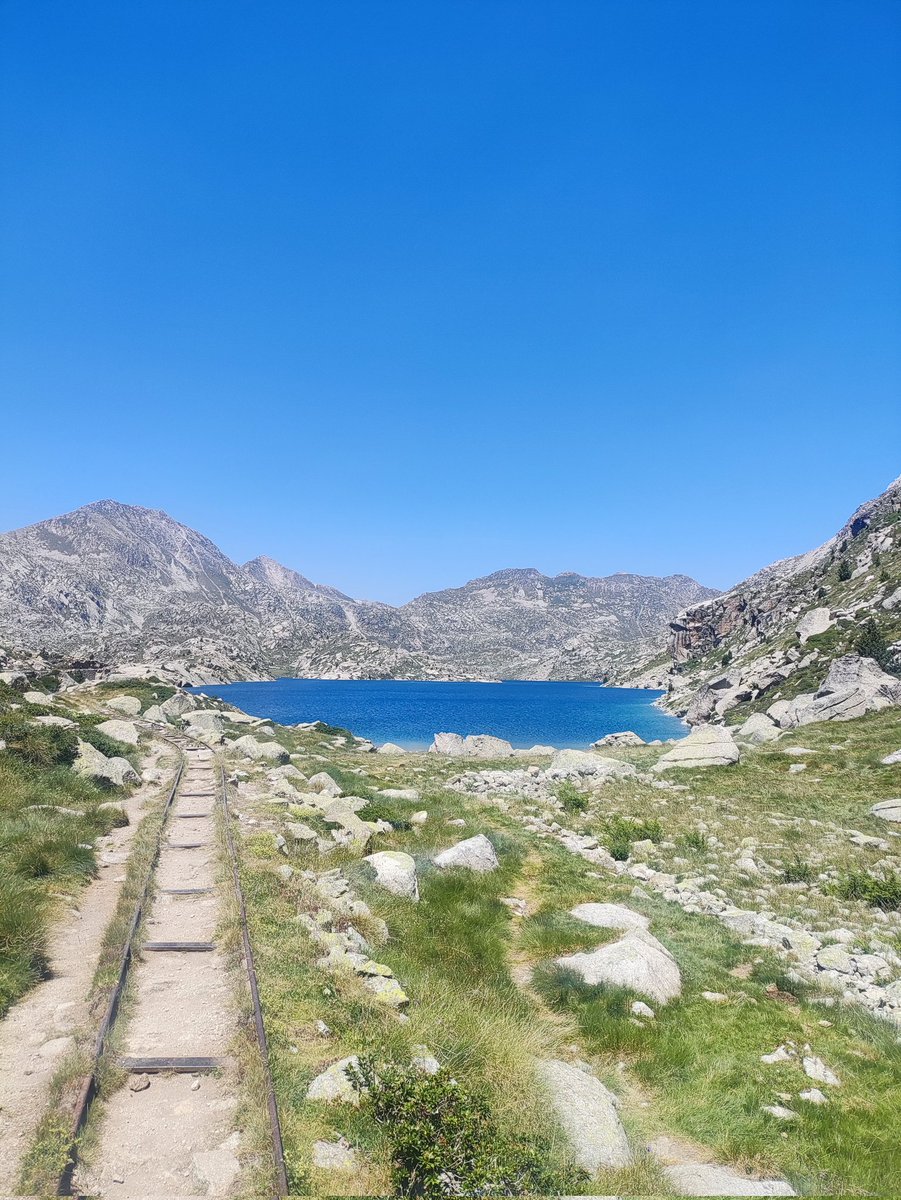 plans99's tweet photo. A l'estiu costa MOLT trobar l'equilibri entre el que es vol fer i el que s'ha de fer. 
Avui seguiria volent estar al Pirineu,  però sembla que això del primer estiu opositant ens ho haurem prendre més seriosament. https://t.co/jCXLfbhWGq