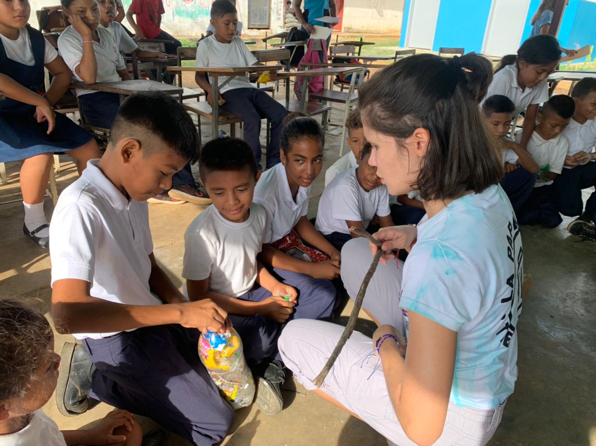 La educación alimenta la confianza. Seguimos trabajando en las escuelas pilotos para empoderar a niñxs en la construcción con #ecobloques de su propia escuela y así dignificar su infraestructura, aportar al #SaneamientoAmbiental local. #LaPapeleraTieneHambre #Venezuela