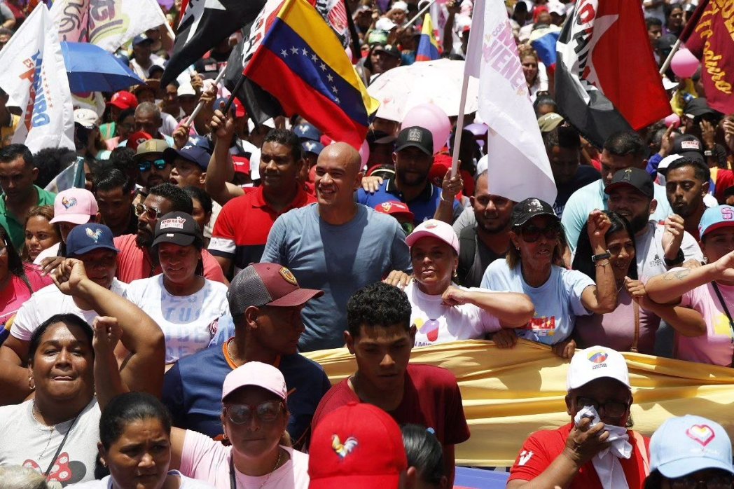 HectoRodriguez's tweet image. La mayoría de las y los venezolanos amamos, respetamos y trabajamos día a día para construir un mejor país. No permitamos que regrese de nuevo el odio, la violencia, la zozobra y el caos en las calles. 

Venezuela emprendió un camino de recuperación y no vamos a retroceder. Desde…