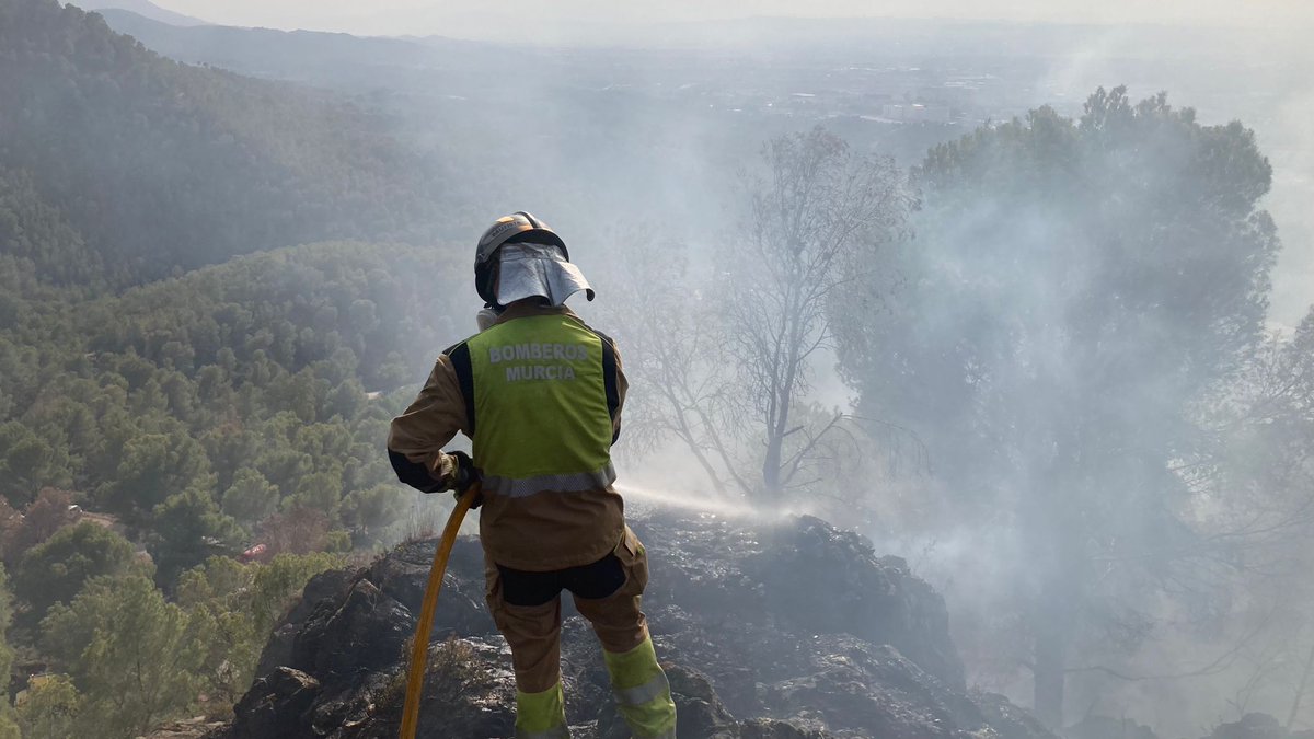 BomberosMurcia's tweet photo. 🟢 Director de extinción declara ESTABILIZADO el incendio forestal.

Efectivos de Bomberos Murcia regresan al parque, en el lugar seguirán trabajando brigadas forestales  refrescando la zona. https://t.co/tXVaXpscRz