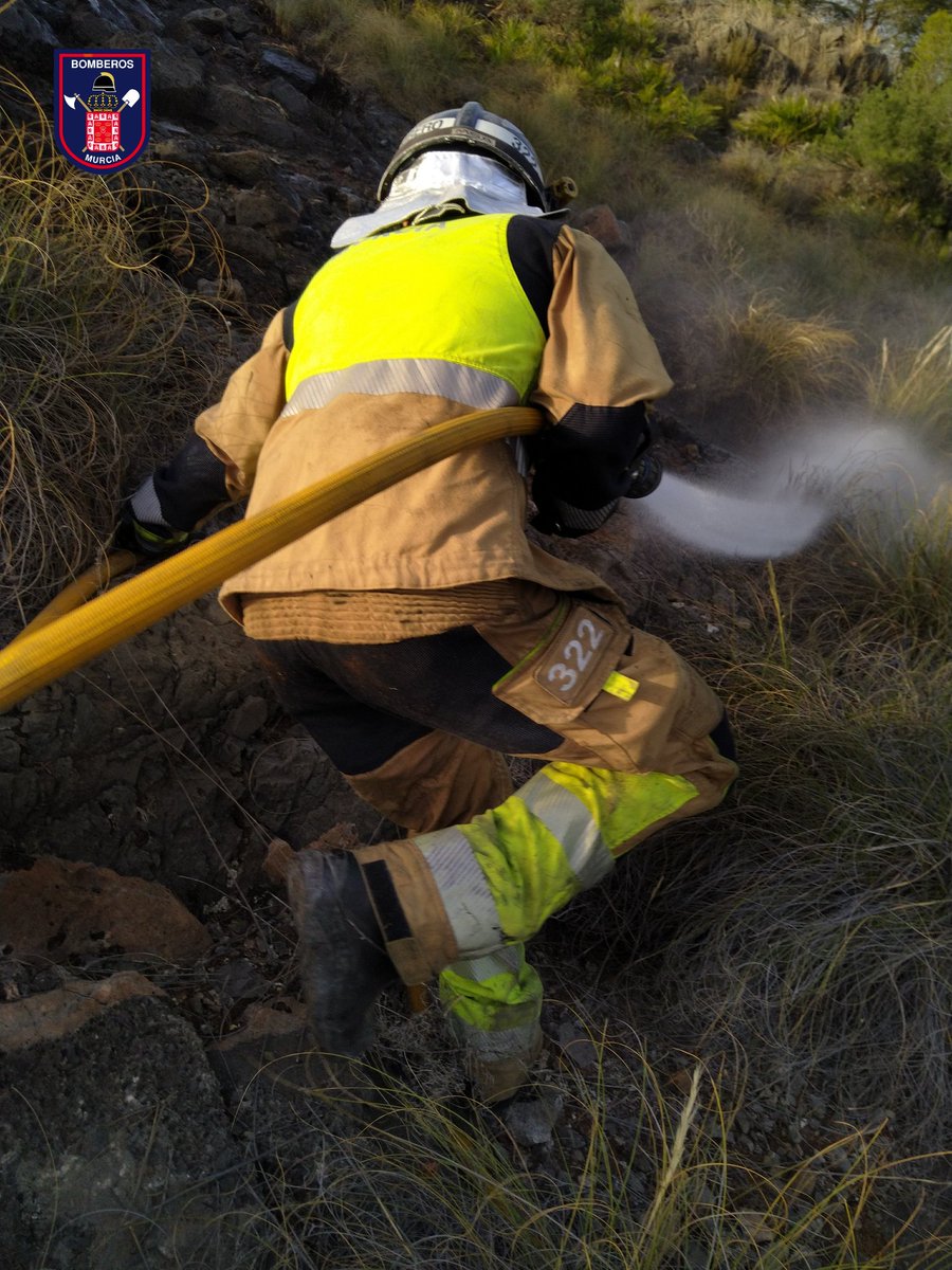 BomberosMurcia's tweet photo. 🟢 Director de extinción declara ESTABILIZADO el incendio forestal.

Efectivos de Bomberos Murcia regresan al parque, en el lugar seguirán trabajando brigadas forestales  refrescando la zona. https://t.co/tXVaXpscRz