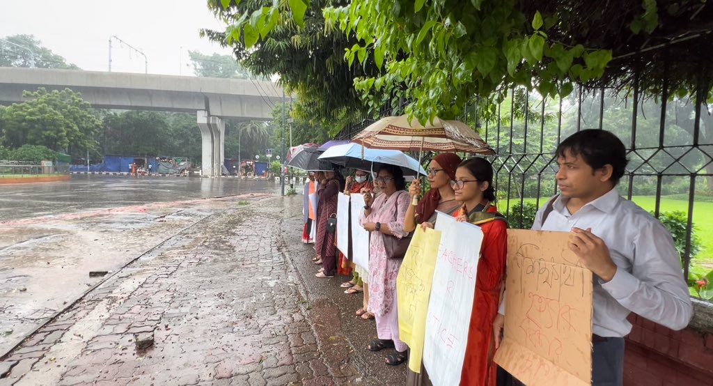 SJpapabear's tweet image. While I was roaming inside the deadly serene Dhaka University campus today amid a monsoon downpour, I found this group of uni teachers silently standing on a footpath next to Curzon Hall protesting the recent fatal attacks on students. There were no media cameras nor any…