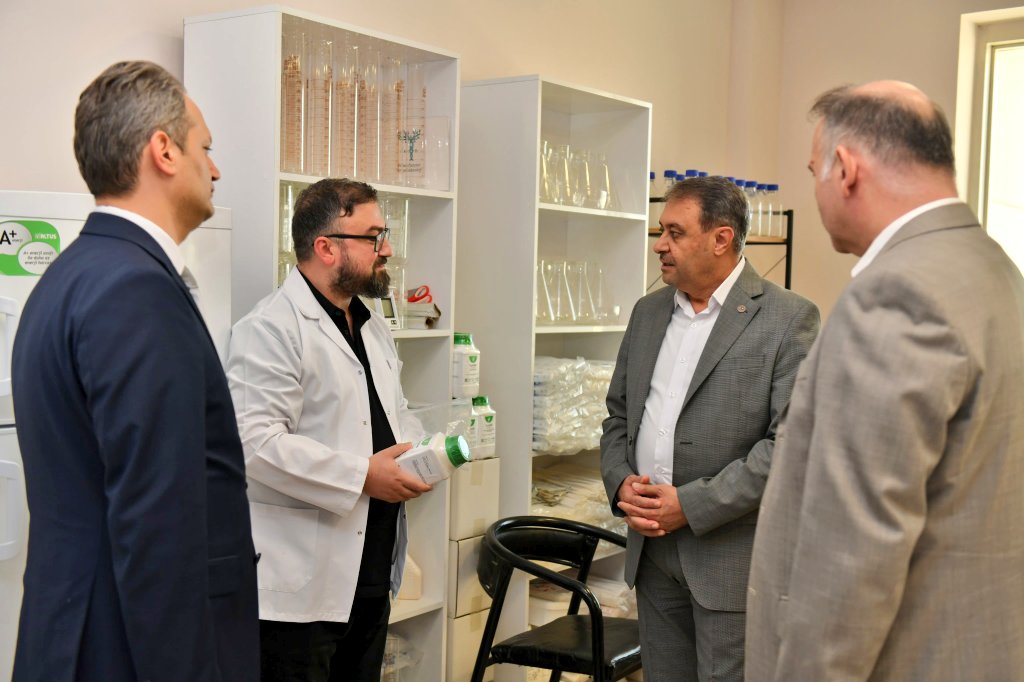 Sn. Valimiz Hasan ŞILDAK ve 
Sn. Rektörümüz Prof. Dr. Mehmet Tahir GÜLLÜOĞLU Teknokentimizi ziyaret ettiler. Kıymetli ilgi ve ziyaretleri için çok teşekkür eder saygılarımı sunarım. <a href="/hasansildak/">Hasan ŞILDAK</a> <a href="/mtahirgulluoglu/">Prof. Dr. Mehmet Tahir GÜLLÜOĞLU</a>