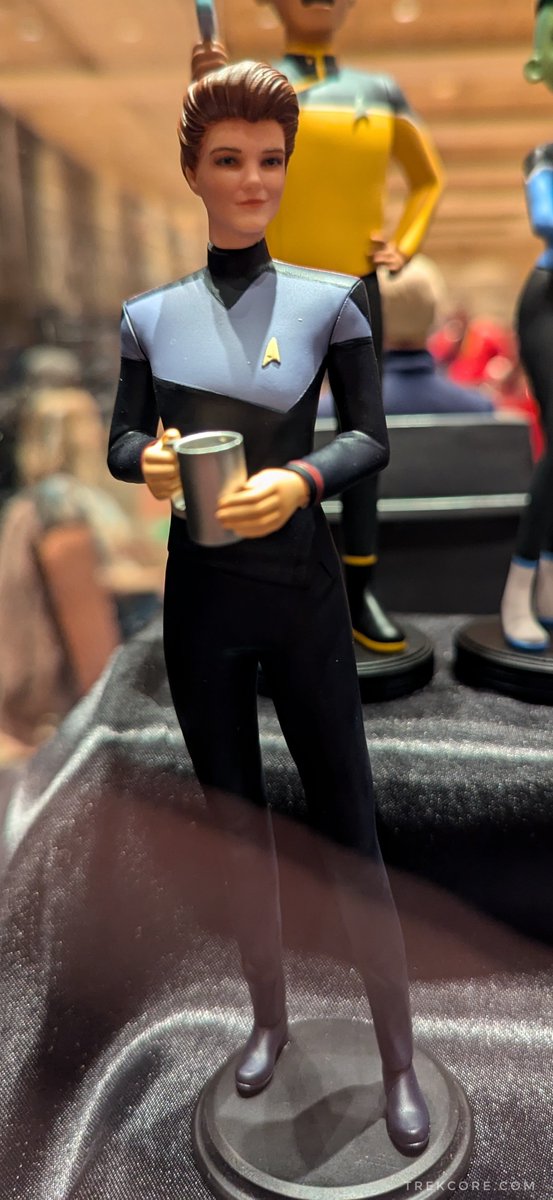 TrekCore's tweet photo. A prototype 7" Hologram Janeway from #StarTrekProdigy resin figure from @EXO6Collectible, with interchangeable arms for two poses — on display at #STLV

#StarTrek https://t.co/Hua9BhXakU