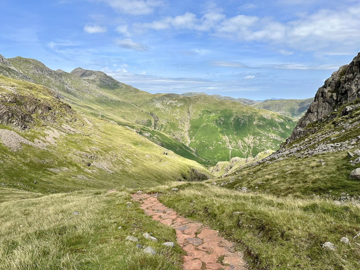 FellwalkerGirl's tweet photo. Making hay while the sun shines and a lovely summer’s day wander in Langdale up Pike of Blisco and Cold Pike, from Dungeon Ghyll #Langdale #RedTarn #SouthernFells #LakeDistrict #Cumbria #LoveWhereYouLive https://t.co/iQsxI3sdHI