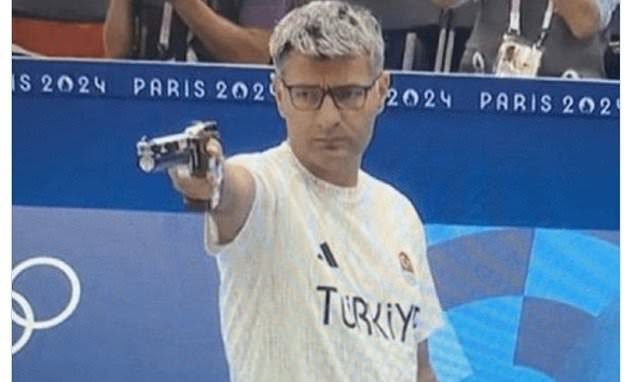 edabneykerr's tweet photo. If this guy doesnt join Liam Neeson in some kinda international spy movie weve lost https://t.co/KqpLhNOGkY