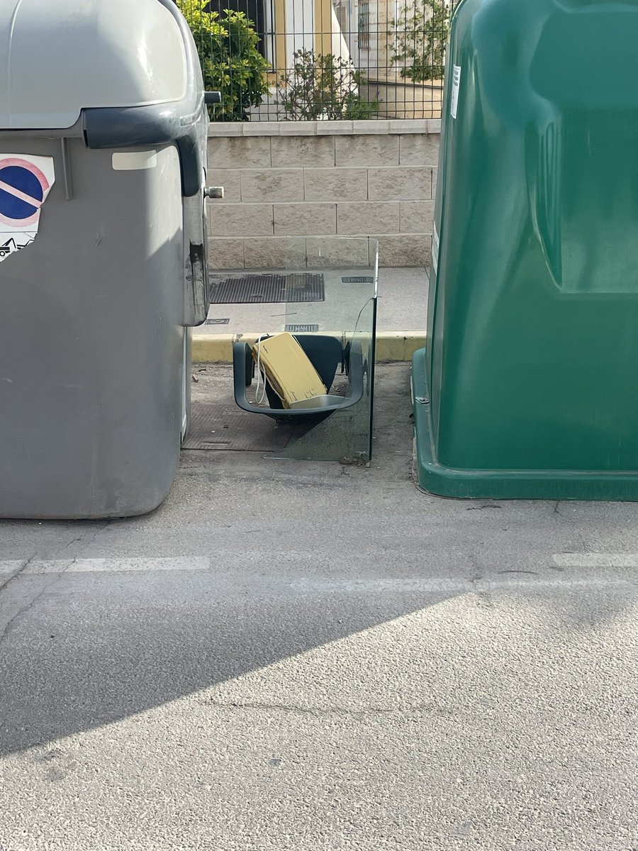Leticiassp82's tweet photo. Esto es Vera (Almería).
Donde cada tres meses te pasan una tasa de 55€ de basura pero la calles están así desde hace más de 20 días.
@Porveraplaya @VeraAlmeria @dipalme_almeria https://t.co/BPeToMxOgu