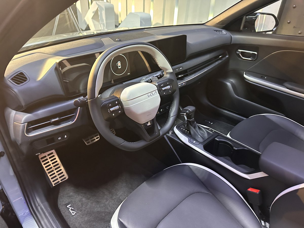 Kia celebra 9 años en México y presenta su nuevo sedán fastback, el Kia K4, ensamblado en Nuevo León.

Reemplaza al Kia Forte, ofreciendo mayores dimensiones y un diseño que recuerda al Kia Stinger.

K4
•LMT: 399,900 MXN
•LIVT: 414,900 MXN
•LX MT: 414,900 MXN
•LX IVT: 428,900