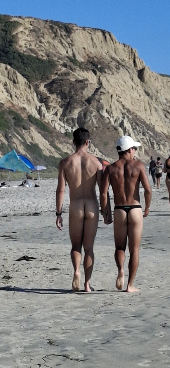 Ch1c0sD3L4C4ll3's tweet photo. A romantic walk on the beach #BeachGuys #ChicosDLPlaya #StreetGuys #RealGuys from #BalcksBeach #LaJolla #CA #USA 1/2 https://t.co/jpULtlEKaJ