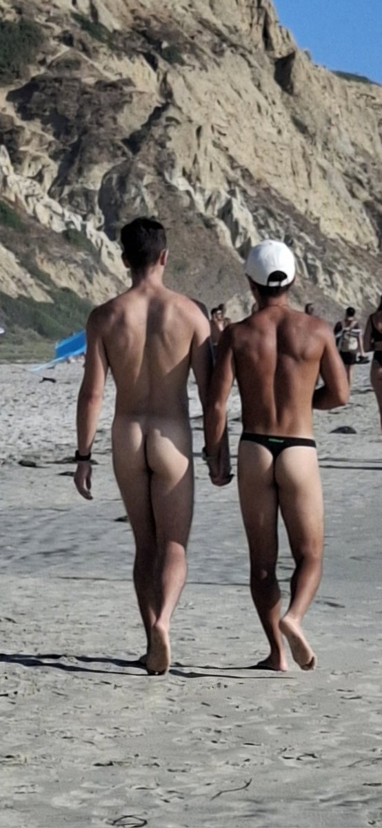 Ch1c0sD3L4C4ll3's tweet photo. A romantic walk on the beach #BeachGuys #ChicosDLPlaya #StreetGuys #RealGuys from #BalcksBeach #LaJolla #CA #USA 1/2 https://t.co/jpULtlEKaJ