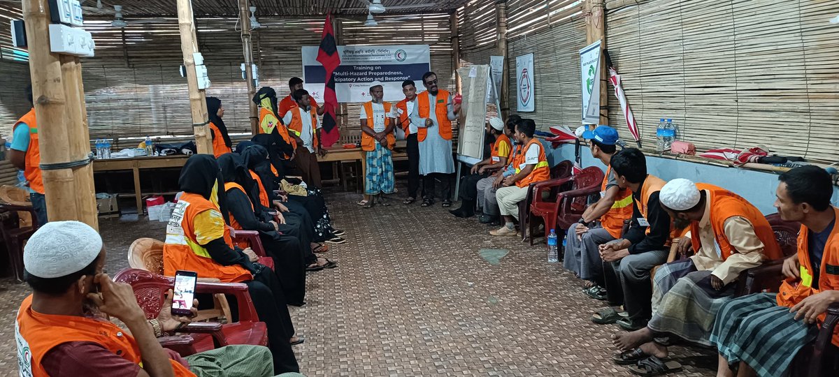 arafin_karim's tweet photo. Active  monsoon causing heavy downpour. However,  local capacity enhancement in #CampSettlement is not halted⏬
👉@BDRCS1 &amp; #CPP continuing training on #Multihazard Preparedness for  #refugee volunteers to enable them to identify &amp; mitigate risks to save lives and reduce impacts. https://t.co/cJ0Pu1Nl4H