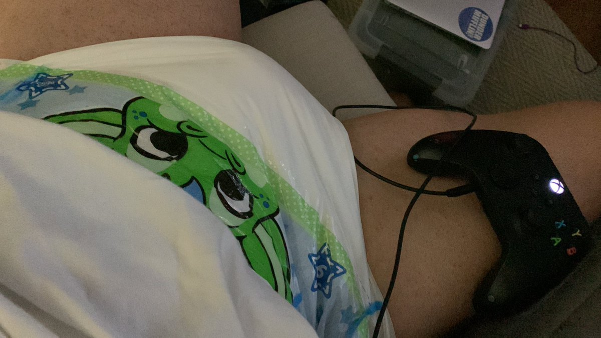Corndoghorndog2's tweet photo. Hehe you have to get up to go potty and I don’t >:b https://t.co/3OJKvDN0iR