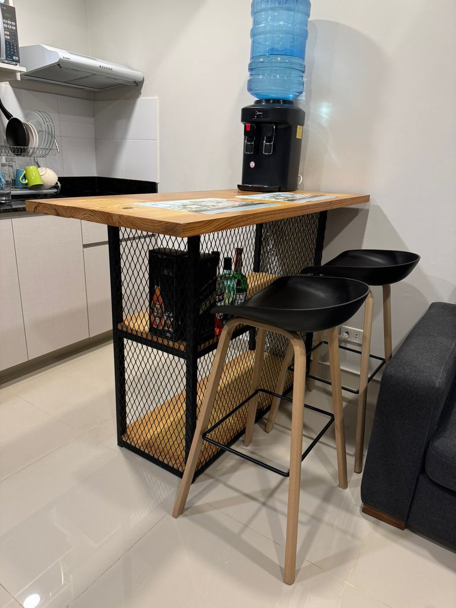 Gvstaff's tweet photo. Hola chicos. 

Paso por acá interesado en vender esta barra desayunadora, medida 140x60x104.
- Repisa superior: 110x40x41
- Repisa inferior: 110x40x46
Incluye 2 butacas. 

Precio: Gs. 2.750.000 (consultá precio si la querés sin butacas). 

Soy de Asunción, 🇵🇾 https://t.co/VCAqaHWLEK
