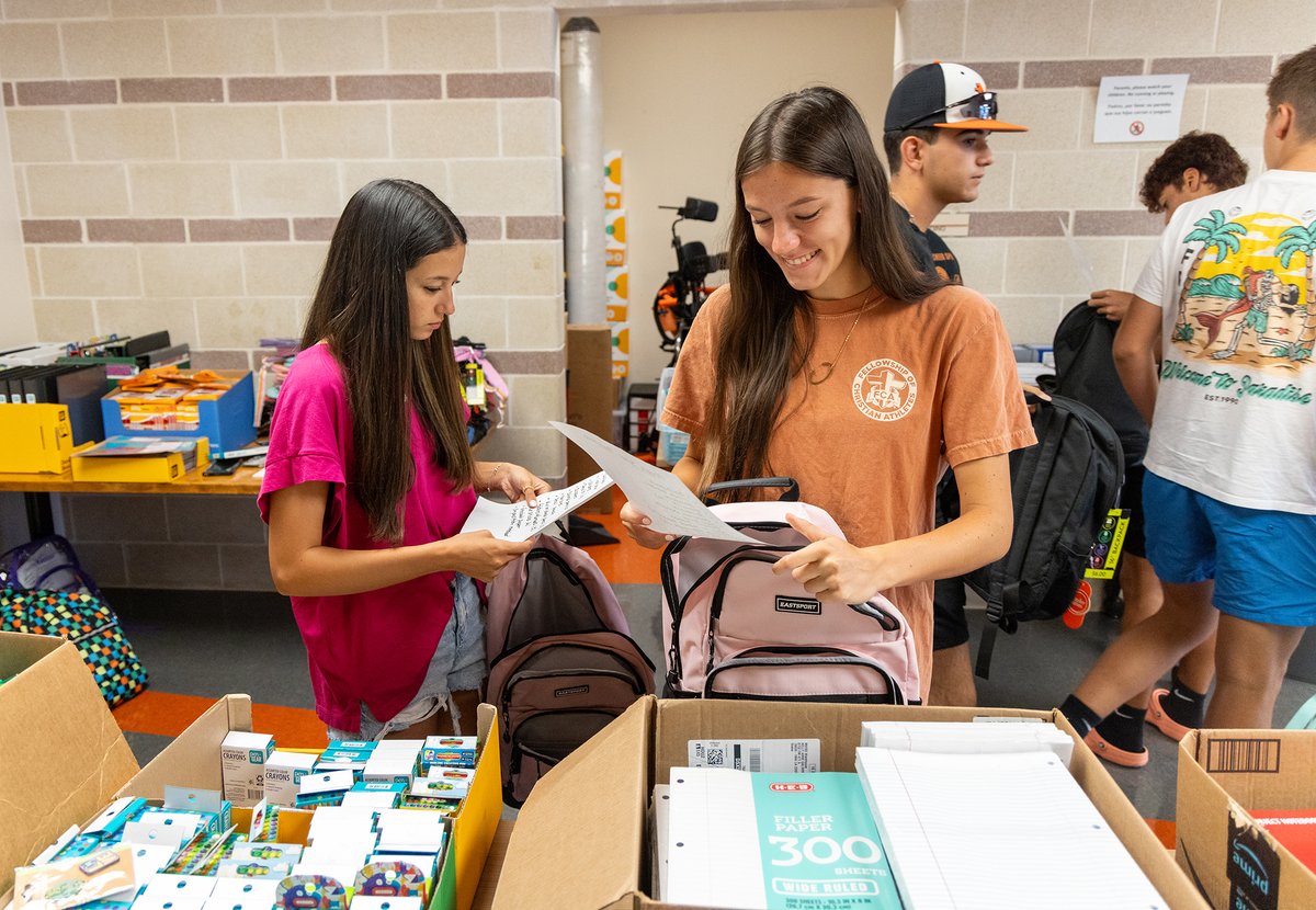 Our Medina Valley HS football 🏈 and volleyball athletes 🏐 stuffed backpacks with plenty of school supplies for the Back-to-School Resource Fair on Aug. 6! 🎒 The event will take place at the Fine Arts Center from 5 -7 p.m. CLICK HERE to RSVP: docs.google.com/forms/d/e/1FAI…
