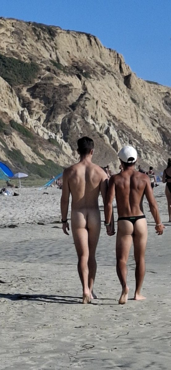 Ch1c0sD3L4C4ll3's tweet photo. A romantic walk on the beach #BeachGuys #ChicosDLPlaya #StreetGuys #RealGuys from #BalcksBeach #LaJolla #CA #USA 2/2 https://t.co/iLHBacHOXw