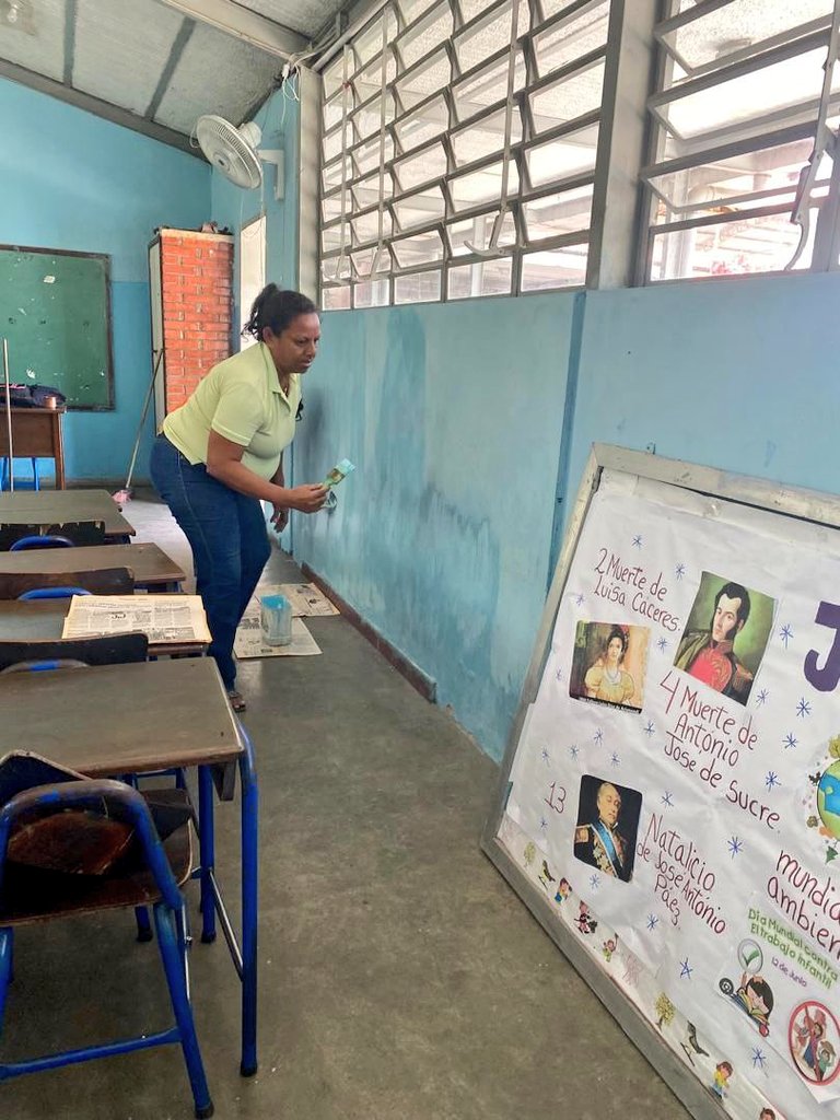 CDCEM Guacara, EBE 19 de Julio realizó jornada de pintura y mantenimiento de las aulas en compañía de padres, representantes y personal docente de la institución educativa #Carabobo #escuelascarabobo 

<a href="/NicolasMaduro/">Nicolás Maduro</a>
<a href="/_LaAvanzadora/">Yelitze Santaella</a>
<a href="/rafaellacava10/">Rafael Lacava</a>

#PuebloDeJusticia