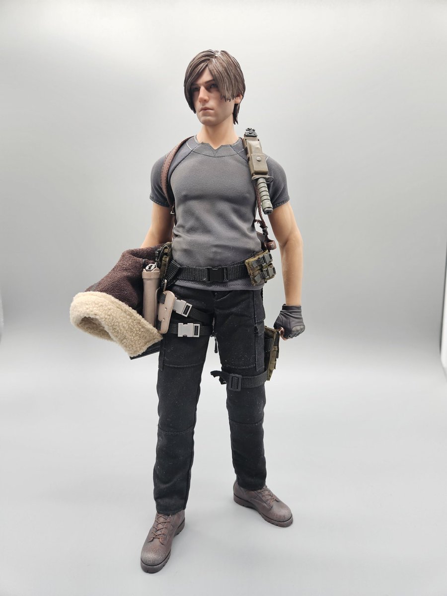 Getting ready for his New assignment in Europe.

Need to fix his Shirt &amp; put it inside his trousers😬

#LeonKennedy #ResidentEvil #ResidentEvil4 #ResidentEvil4Remake #Biohazard #Onesixthscale #MasterTeam