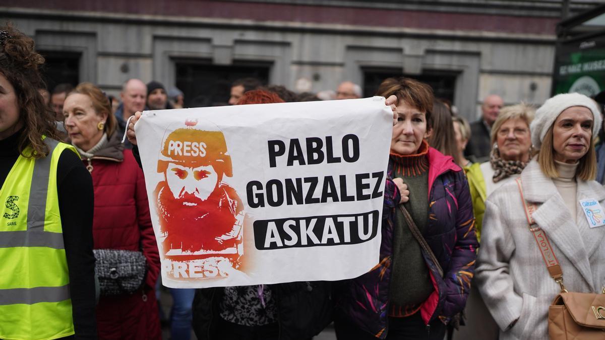 ernaigazte's tweet photo. ✋Bi urte frogarik gabe preso egon ostean Pablo Gonzalez kazetaria aske geratu da.

Kazetaritza ez da inolaz ere delitua izango. Inongo esku hartzerik gabe informatzeko eskubidea defendatu behar dugu.

#FreePablo https://t.co/C1GY6V8EJd