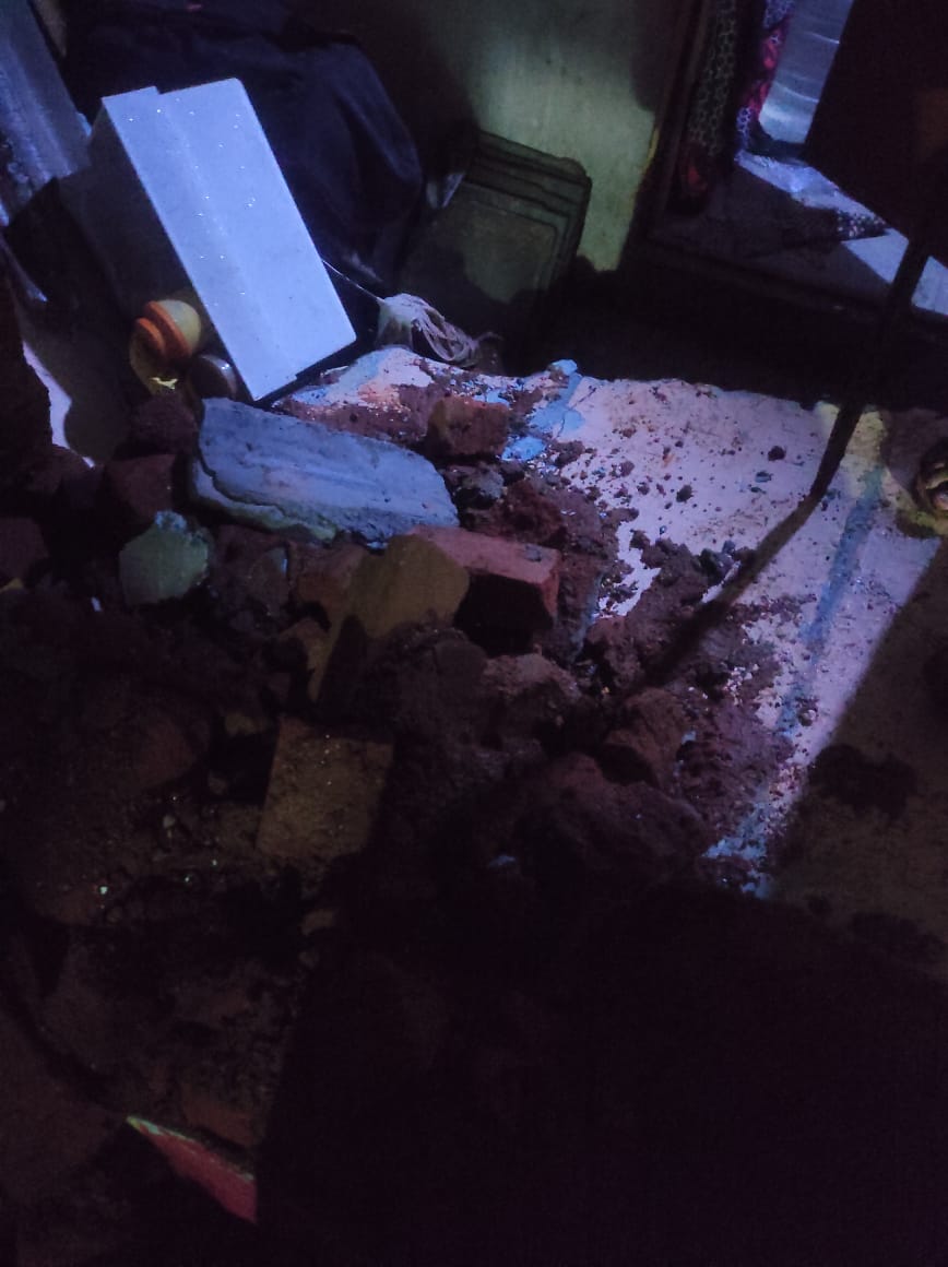 _OfficialShafi's tweet photo. Assalam walikum... 
#Innallillahi_wainna_ilaihi_rajioon🥺 
The divorcee daughter and her widowed aged mother were living in a rented house, due to heavy rains the house wall broke and fell down, daughter got some serious injuries and the mother died on the spot.

Note : Both of them have no support, ₹15k required for her last rites, if anyone wants to help her then DM.
#VerifiedCause 
#UrgentRequest