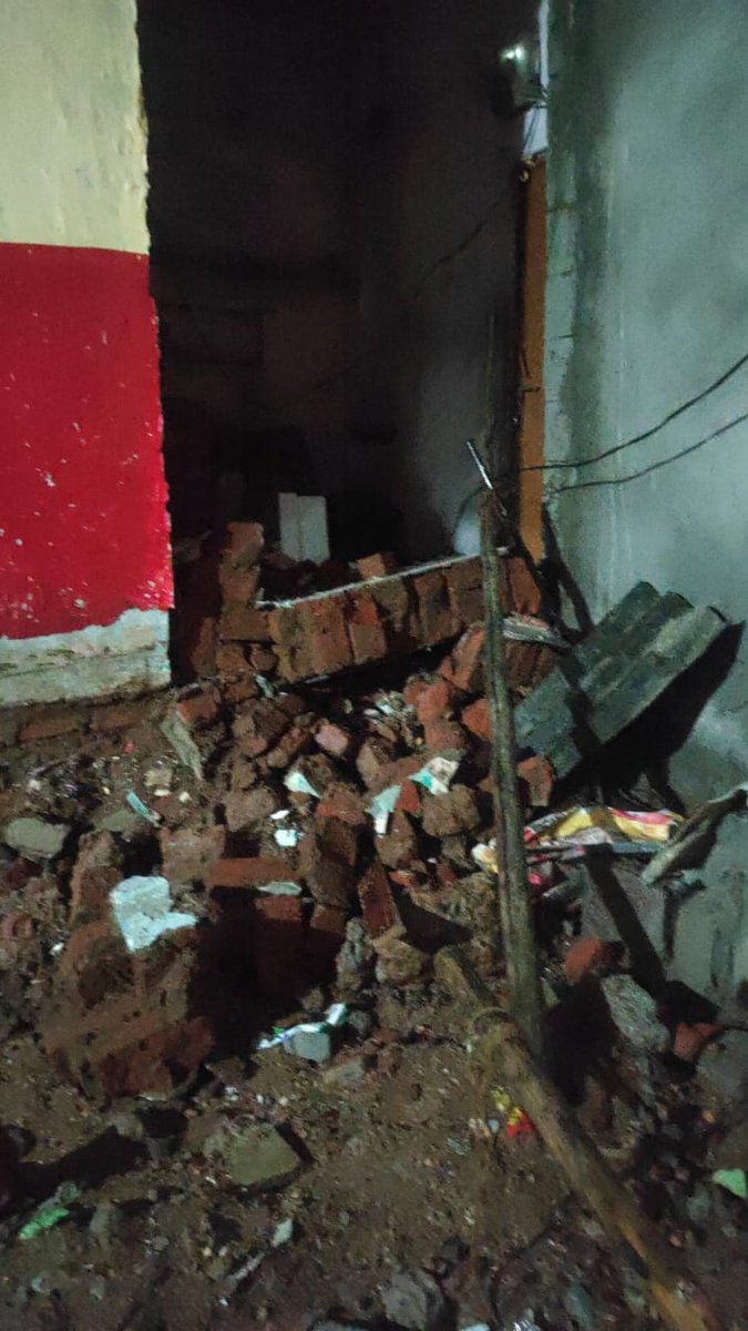 _OfficialShafi's tweet photo. Assalam walikum... 
#Innallillahi_wainna_ilaihi_rajioon🥺 
The divorcee daughter and her widowed aged mother were living in a rented house, due to heavy rains the house wall broke and fell down, daughter got some serious injuries and the mother died on the spot.

Note : Both of them have no support, ₹15k required for her last rites, if anyone wants to help her then DM.
#VerifiedCause 
#UrgentRequest