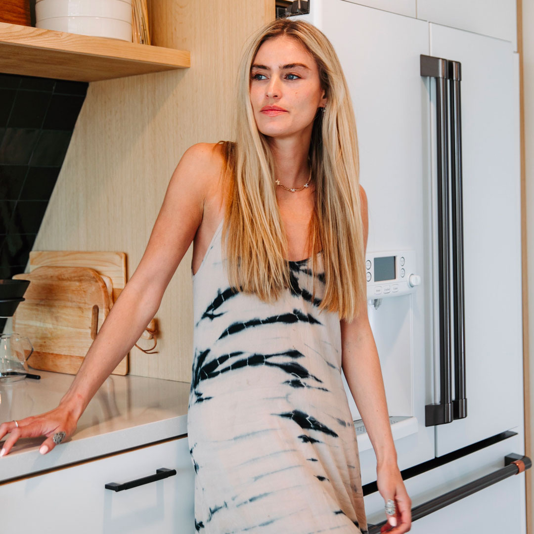 PacificHomeHI's tweet image. It&apos;s an easy start to the weekend when your refrigerator makes hot water at the perfect temp for your drink of choice. Plus, enjoy the bonus counter space. ☕✨ #CafeAppliances #DistinctByDesign #matcha #tealove