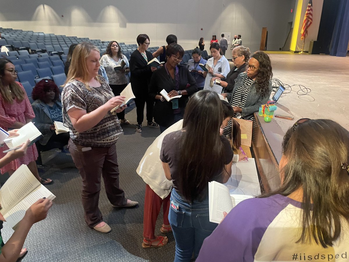emilyfranESL's tweet photo. #Learn2Inspire day 1 ✅

Loved connecting with @IrvingISD educators!

Keynote + 1 #IfUonlyKnewBook session!

We talked about honoring our students’ authenticity & the power of storytelling.

Looking forward to tomorrow 😀 with 3 sessions!!!! #LetsDoThis #BackToSchool 
@Seidlitz_Ed @iisdbil_esl