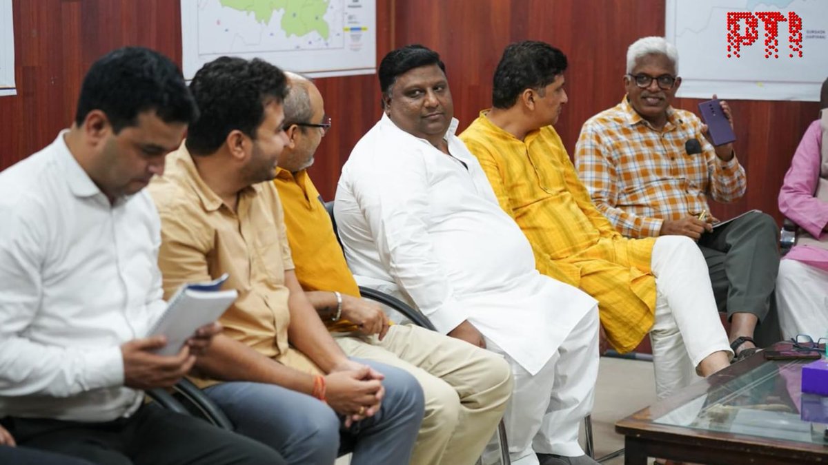 ऐसा लगता है दिल्ली की राजनीति में कुछ नया और बडा होने वाला है