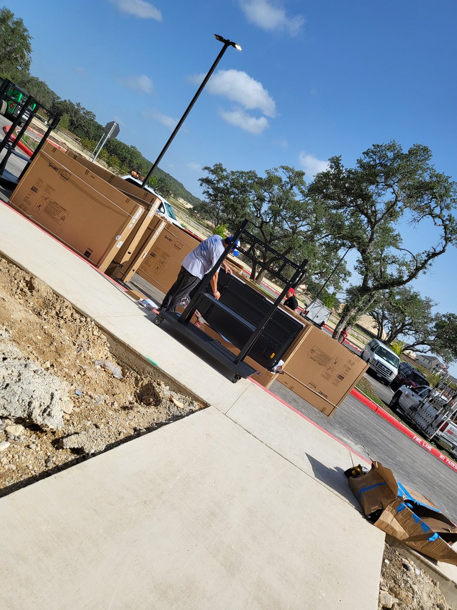 JerBear_Tech's tweet image. Smartboards are being rolled out to VWES. This campus looks amazing. 
#smarttechnologies 
#BISD
#projects