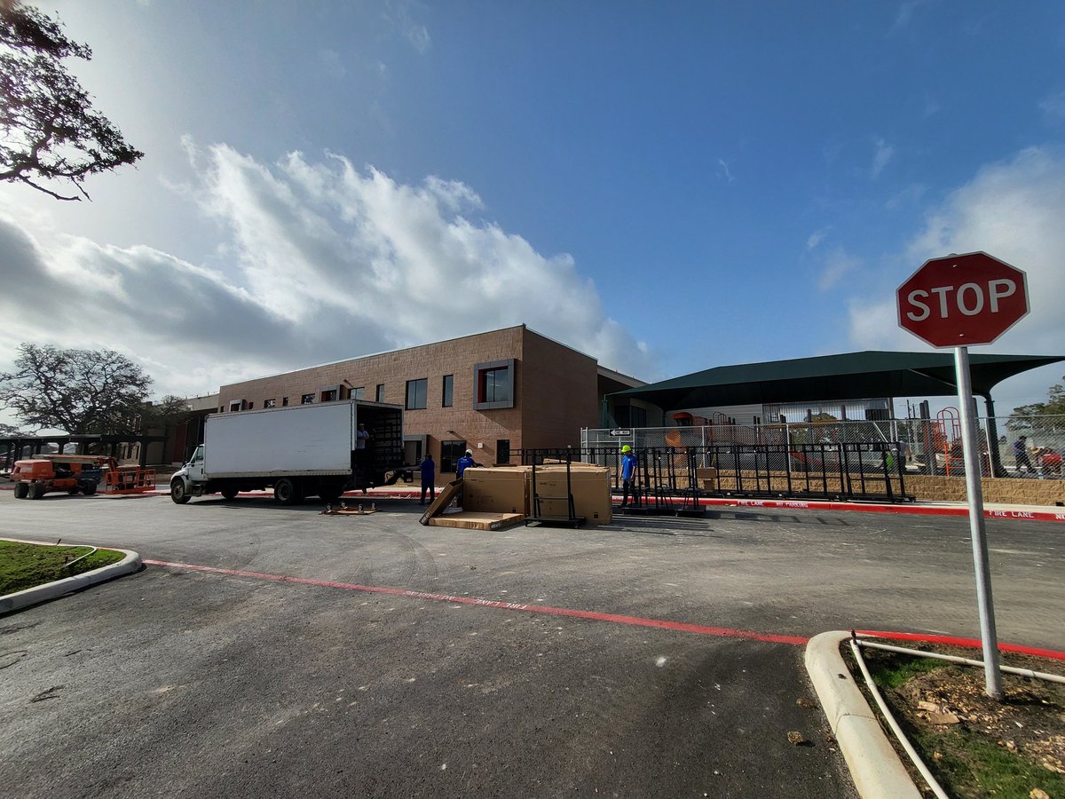 JerBear_Tech's tweet image. Smartboards are being rolled out to VWES. This campus looks amazing. 
#smarttechnologies 
#BISD
#projects