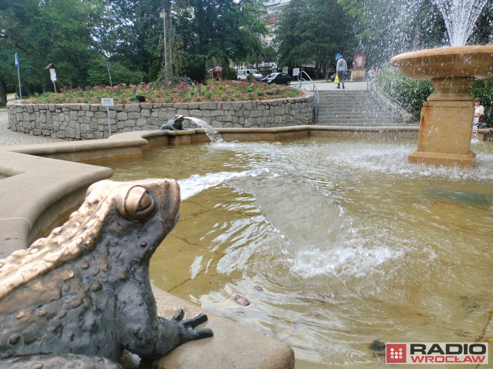 EquesNaturae's tweet photo. Wojna o wodę. Niektóre miejscowości pod Karkonoszami, Izerami nie są w stanie zapewnić latem wody mieszkańcom i pensjonatom. Winna zmiana klimatu, budowa geolog. (uskok i znikanie wody), ale i nadmiar hoteli w stos. do infrastruktury wod-kan.
Świeradów, Kowary od lat z tym walczą https://t.co/hDFCTI6PRK