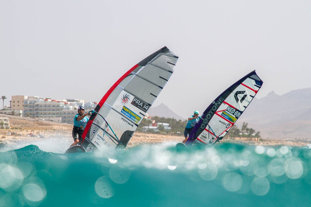 That was the first Slalom X day on Fuerteventura, with Frenchman Pierre Mortefon now leading the men's fleet . Sarah-Quita Offringa won all five races in the women's fleet.
#fuewc24
