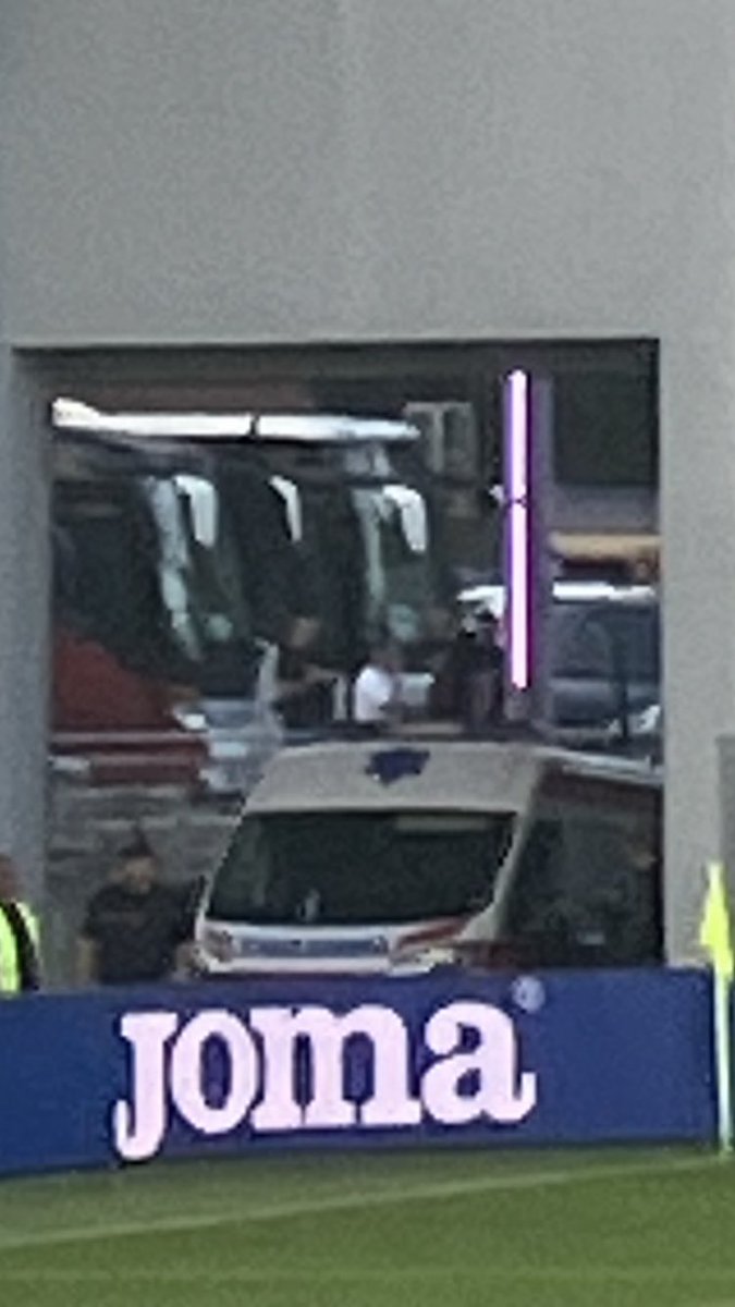 Ambulance achter één van de cornervlaggen ✅❤️